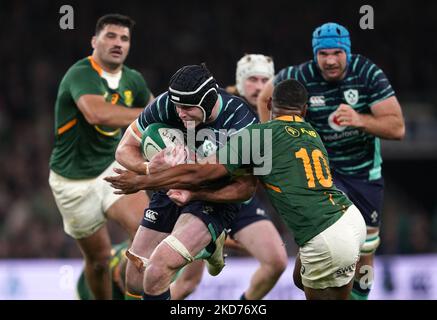 Der irische Ryan James wurde vom Südafrikaner Damian Willemse beim Autumn International-Spiel im Aviva Stadium in Dublin angegangen. Bilddatum: Samstag, 5. November 2022. Stockfoto