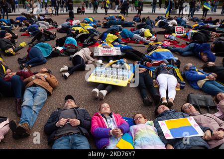 Demonstranten liegen auf dem Boden, als sie den Mord an 163 Menschen in Bucha während einer Kundgebung im Weißen Haus für die Ukraine nachstellten. Hunderte von Menschen versammelten sich, um zu fordern, dass die Vereinigten Staaten und der Westen aufhören, Versprechen zu geben und die Maßnahmen für die Ukraine zu verstärken. (Foto von Allison Bailey/NurPhoto) Stockfoto