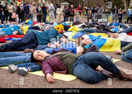 Demonstranten liegen auf dem Boden, als sie den Mord an 163 Menschen in Bucha während einer Kundgebung im Weißen Haus für die Ukraine nachstellten. Hunderte von Menschen versammelten sich, um zu fordern, dass die Vereinigten Staaten und der Westen aufhören, Versprechen zu geben und die Maßnahmen für die Ukraine zu verstärken. (Foto von Allison Bailey/NurPhoto) Stockfoto