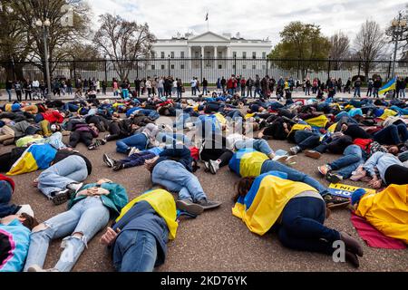 Demonstranten liegen auf dem Boden, als sie den Mord an 163 Menschen in Bucha während einer Kundgebung im Weißen Haus für die Ukraine nachstellten. Hunderte von Menschen versammelten sich, um zu fordern, dass die Vereinigten Staaten und der Westen aufhören, Versprechen zu geben und die Maßnahmen für die Ukraine zu verstärken. (Foto von Allison Bailey/NurPhoto) Stockfoto