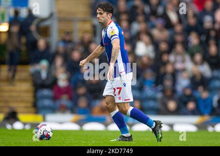 Lewis Travis von Blackburn Rovers (27) während des Sky Bet Championship-Spiels zwischen Blackburn Rovers und Huddersfield Town im Ewood Park, Blackburn, am Samstag, 5.. November 2022. (Kredit: Mike Morese | MI News) Kredit: MI News & Sport /Alamy Live News Stockfoto