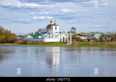 Spaso-Kasan Simansky Kloster am Ufer des Velikaya Flusses. Ostrov. Pskow-Region, Russland Stockfoto