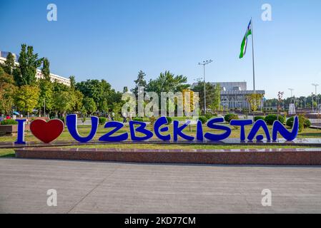 TASCHKENT, USBEKISTAN - 03. SEPTEMBER 2022: Die Inschrift "Ich liebe Usbekistan". Taschkent, Usbekistan Stockfoto