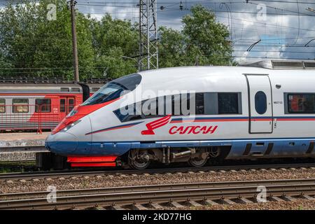 BOLOGOE, RUSSLAND - 16. JULI 2022: Nahaufnahme des Hochgeschwindigkeitszuges „Sapsan“. Bologoe Stockfoto