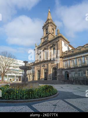 Igreja da Trindade Kirche (Holy Trinity Church) und Chafariz do Laranjal Brunnen - Porto, Portugal Stockfoto