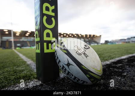 Ein allgemeiner Blick auf einen Rugby-Ball und die Eckflagge vor dem BETFRED Championship-Spiel zwischen Newcastle Thunder und Widnes Vikings im Kingston Park, Newcastle am Montag, den 4.. April 2022. (Foto von Chris Lishman/MI News/NurPhoto) Stockfoto