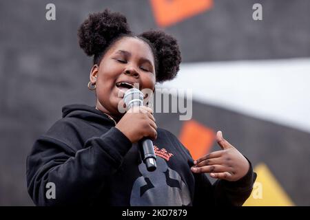 Der 10-jährige Rapper Fly Zyah tritt während einer Blockparty auf, bei der die Bestätigung von Ketanji Brown Jackson vor dem Obersten Gerichtshof gefeiert wird. Justice Jackson wird die erste schwarze Frau und öffentliche Verteidigerin sein, die vor dem Gericht sitzt. Der Senat stimmte am 7. April 2022 mit 53-47 Stimmen für ihre Bestätigung. (Foto von Allison Bailey/NurPhoto) Stockfoto