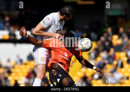 Oldham Athletic's Junior Luamba tötelt mit Brad Walker von Port Vale während des Sky Bet League 2-Spiels zwischen Port Vale und Oldham Athletic am Samstag, den 9.. April 2022 in Vale Park, Burslem. (Foto von Eddie Garvey/MI News/NurPhoto) Stockfoto