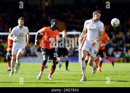 Oldham Athletic's Junior Luamba tötelt mit Aaron Martin von Port Vale während des Sky Bet League 2-Spiels zwischen Port Vale und Oldham Athletic am Samstag, den 9.. April 2022 im Vale Park, Burslem. (Foto von Eddie Garvey/MI News/NurPhoto) Stockfoto