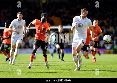 Oldham Athletic's Junior Luamba tötelt mit Aaron Martin von Port Vale während des Sky Bet League 2-Spiels zwischen Port Vale und Oldham Athletic am Samstag, den 9.. April 2022 im Vale Park, Burslem. (Foto von Eddie Garvey/MI News/NurPhoto) Stockfoto