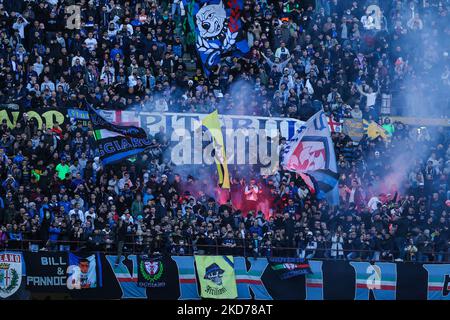 Fans des FC Internazionale beim Fußballspiel der Serie A 2021/22 zwischen dem FC Internazionale und dem FC Hellas Verona am 09. April 2022 im Giuseppe-Meazza-Stadion in Mailand (Foto: Fabrizio Carabelli/LiveMedia/NurPhoto) Stockfoto