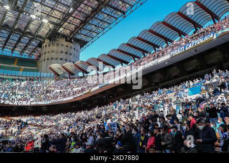 Fans des FC Internazionale beim Fußballspiel der Serie A 2021/22 zwischen dem FC Internazionale und dem FC Hellas Verona am 09. April 2022 im Giuseppe-Meazza-Stadion in Mailand (Foto: Fabrizio Carabelli/LiveMedia/NurPhoto) Stockfoto