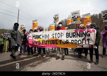 Hunderte von Aktivisten blockierten am 9. April 2022 das Kohleabfallkraftwerk Grant Town in Grant Town, West Virginia. (Foto von Karla Ann Cote/NurPhoto) Stockfoto