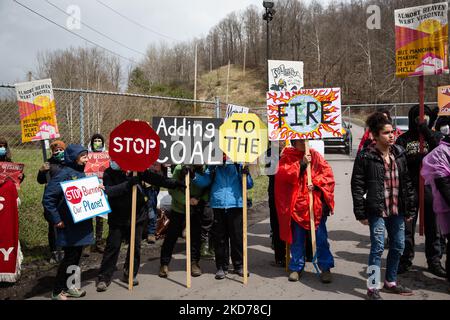 Hunderte von Aktivisten blockierten am 9. April 2022 das Kohleabfallkraftwerk Grant Town in Grant Town, West Virginia. (Foto von Karla Ann Cote/NurPhoto) Stockfoto