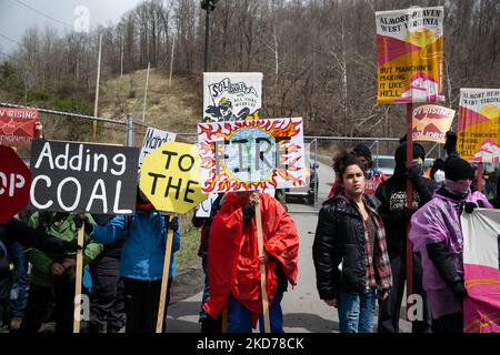 Hunderte von Aktivisten blockierten am 9. April 2022 das Kohleabfallkraftwerk Grant Town in Grant Town, West Virginia. (Foto von Karla Ann Cote/NurPhoto) Stockfoto