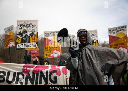 Hunderte von Aktivisten blockierten am 9. April 2022 das Kohleabfallkraftwerk Grant Town in Grant Town, West Virginia. (Foto von Karla Ann Cote/NurPhoto) Stockfoto