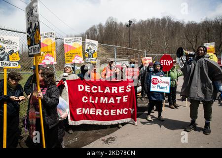 Hunderte von Aktivisten blockierten am 9. April 2022 das Kohleabfallkraftwerk Grant Town in Grant Town, West Virginia. (Foto von Karla Ann Cote/NurPhoto) Stockfoto