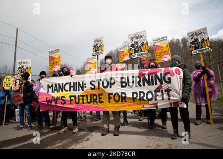 Hunderte von Aktivisten blockierten am 9. April 2022 das Kohleabfallkraftwerk Grant Town in Grant Town, West Virginia. (Foto von Karla Ann Cote/NurPhoto) Stockfoto