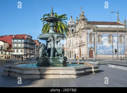 Löwenbrunnen und Carmo-Kirche am Gomes Teixeira-Platz - Porto, Portugal Stockfoto