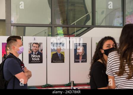 Die französischen Wähler stehen vor Plakaten der wichtigsten Kandidaten für die französischen Präsidentschaftswahlen in Hongkong, China, am 10. April in einer Reihe. 2022. (Foto von Marc Fernandes/NurPhoto) Stockfoto