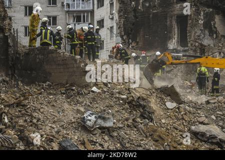 Ukrainische Rettungskräfte arbeiteten an der Bergung der Trümmer nach dem Einsturz der von der russischen Armee zerstörten Gebäude in der Stadt Borodyanka in der Nähe von Kiew, Ukraine, 09. April 2022 (Foto: Maxym Marusenko/NurPhoto) Stockfoto