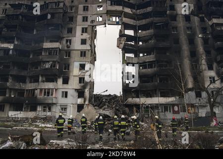 Ukrainische Rettungskräfte arbeiteten an der Bergung der Trümmer nach dem Einsturz der von der russischen Armee zerstörten Gebäude in der Stadt Borodyanka in der Nähe von Kiew, Ukraine, 09. April 2022 (Foto: Maxym Marusenko/NurPhoto) Stockfoto