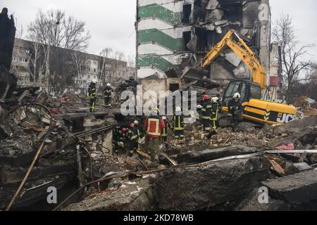 Ukrainische Rettungskräfte arbeiteten an der Bergung der Trümmer nach dem Einsturz der von der russischen Armee zerstörten Gebäude in der Stadt Borodyanka in der Nähe von Kiew, Ukraine, 09. April 2022 (Foto: Maxym Marusenko/NurPhoto) Stockfoto