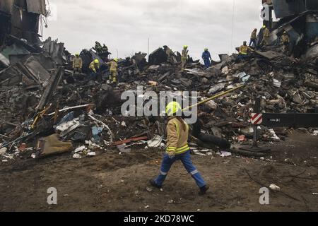 Ukrainische Rettungskräfte arbeiteten an der Bergung der Trümmer nach dem Einsturz der von der russischen Armee zerstörten Gebäude in der Stadt Borodyanka in der Nähe von Kiew, Ukraine, 09. April 2022 (Foto: Maxym Marusenko/NurPhoto) Stockfoto