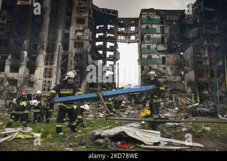 Ukrainische Rettungskräfte arbeiteten an der Bergung der Trümmer nach dem Einsturz der von der russischen Armee zerstörten Gebäude in der Stadt Borodyanka in der Nähe von Kiew, Ukraine, 09. April 2022 (Foto: Maxym Marusenko/NurPhoto) Stockfoto