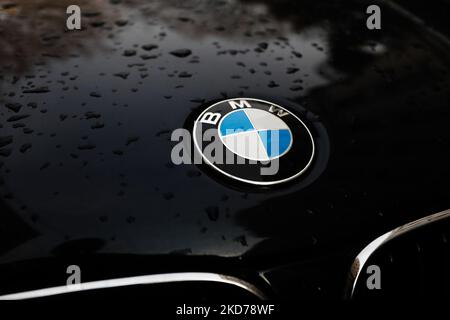 Das BMW-Logo ist am 9. April 2022 in Krakau, Polen, auf einem Auto zu sehen. (Foto von Jakub Porzycki/NurPhoto) Stockfoto