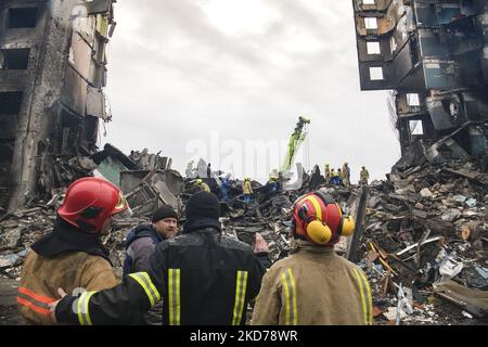 Ukrainische Rettungskräfte arbeiteten an der Bergung der Trümmer nach dem Einsturz der von der russischen Armee zerstörten Gebäude in der Stadt Borodyanka in der Nähe von Kiew, Ukraine, 09. April 2022 (Foto: Maxym Marusenko/NurPhoto) Stockfoto