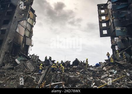 Ukrainische Rettungskräfte arbeiteten an der Bergung der Trümmer nach dem Einsturz der von der russischen Armee zerstörten Gebäude in der Stadt Borodyanka in der Nähe von Kiew, Ukraine, 09. April 2022 (Foto: Maxym Marusenko/NurPhoto) Stockfoto