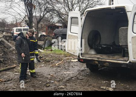 Eine weinende Frau neben dem Leichnam einer Person, die nach dem Einsturz der von der russischen Armee zerstörten Gebäude in der Stadt Borodyanka in der Nähe von Kiew, Ukraine, unter den Trümmern gefunden wurde, 09. April 2022 (Foto: Maxym Marusenko/NurPhoto) Stockfoto