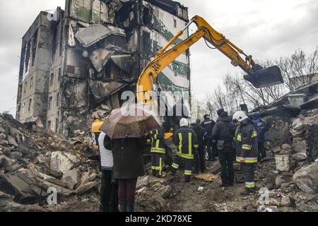 Ukrainische Rettungskräfte arbeiteten an der Bergung der Trümmer nach dem Einsturz der von der russischen Armee zerstörten Gebäude in der Stadt Borodyanka in der Nähe von Kiew, Ukraine, 09. April 2022 (Foto: Maxym Marusenko/NurPhoto) Stockfoto