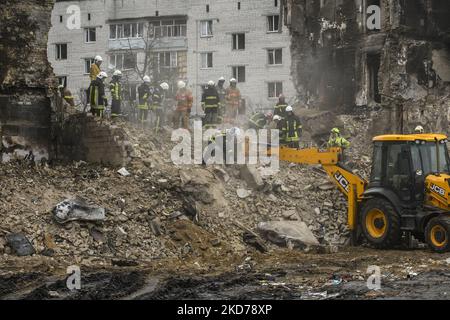 Ukrainische Rettungskräfte arbeiteten an der Bergung der Trümmer nach dem Einsturz der von der russischen Armee zerstörten Gebäude in der Stadt Borodyanka in der Nähe von Kiew, Ukraine, 09. April 2022 (Foto: Maxym Marusenko/NurPhoto) Stockfoto