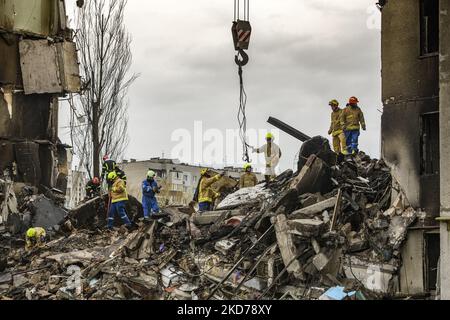 Ukrainische Rettungskräfte arbeiteten an der Bergung der Trümmer nach dem Einsturz der von der russischen Armee zerstörten Gebäude in der Stadt Borodyanka in der Nähe von Kiew, Ukraine, 09. April 2022 (Foto: Maxym Marusenko/NurPhoto) Stockfoto