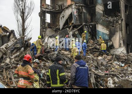 Ukrainische Rettungskräfte arbeiteten an der Bergung der Trümmer nach dem Einsturz der von der russischen Armee zerstörten Gebäude in der Stadt Borodyanka in der Nähe von Kiew, Ukraine, 09. April 2022 (Foto: Maxym Marusenko/NurPhoto) Stockfoto