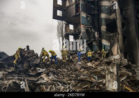 Ukrainische Rettungskräfte arbeiteten an der Bergung der Trümmer nach dem Einsturz der von der russischen Armee zerstörten Gebäude in der Stadt Borodyanka in der Nähe von Kiew, Ukraine, 09. April 2022 (Foto: Maxym Marusenko/NurPhoto) Stockfoto