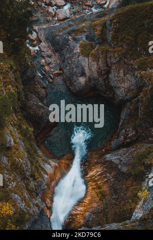 Eine vertikale Draufsicht auf den faszinierenden Wasserfall der Poellat-Schlucht in Deutschland, eine lange Aufnahme Stockfoto