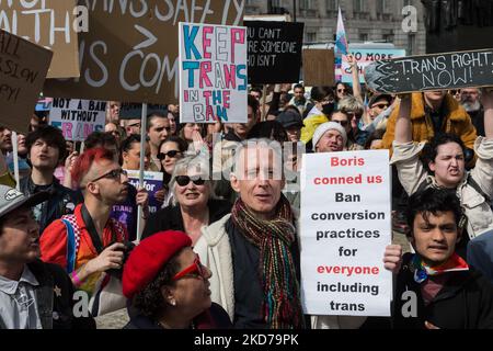 LONDON, GROSSBRITANNIEN - 10. APRIL 2022: Der Menschenrechtsaktivist Peter Tatchell (C) trat LGBT-Aktivisten, Transgender-Personen und deren Unterstützer bei, die vor der Downing Street demonstrierten, um gegen die Entscheidung der britischen Regierung zu protestieren, Transgender-Menschen am 10. April 2022 in London, England, in einem Verbot der Konversion-Therapie auszuschließen. Die Entscheidung, die Transkonversion nicht in den Anwendungsbereich des Verbots aufzunehmen, hat mehr als 100 LGBTQ+-Gruppen dazu veranlasst, die Konferenz „Safe to be me“ zu boykottieren, die die britische Regierung dazu veranlasste, die Veranstaltung abzusagen. (Foto von Wiktor Szymanowicz/NurPhoto) Stockfoto