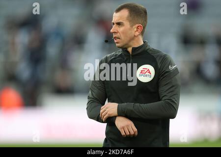 Schiedsrichter Peter Bankes während des Premier League-Spiels zwischen Newcastle United und Wolverhampton Wanderers am Freitag, den 8.. April 2022 im St. James's Park, Newcastle. (Foto von Mark Fletcher/MI News/NurPhoto) Stockfoto