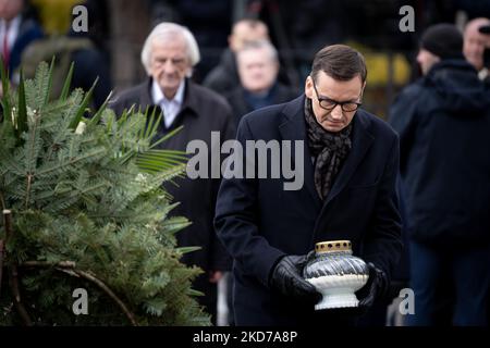 Der polnische Premierminister Mateusz Morawiecki anlässlich der Feierlichkeiten zum 12.. Jahrestag des Flugzeugabsturzes des Präsidenten in der Nähe von Smolensk auf dem Militärfriedhof Powazki in Warschau, Polen, am 10. April 2022. (Foto von Mateusz Wlodarczyk/NurPhoto) Stockfoto