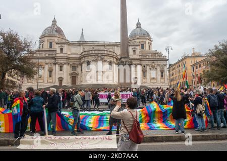 Rom, Italien - 5.. November 2022: Tausende von Menschen demonstrieren für Frieden, für Menschenrechte, gegen die Invasion Russlands in der Ukraine. Stockfoto