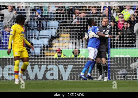 Kasper Schmeichel von Leicester City feiert mit Daniel Amartey von Leicester City, nachdem er eine Strafe gerettet hatte, die nach einem VAR-Aufruf während des Premier League-Spiels zwischen Leicester City und Crystal Palace im King Power Stadium, Leicester, am Sonntag, dem 10.. April 2022, zurückgeholt werden musste. (Foto von James Holyoak/MI News/NurPhoto) Stockfoto