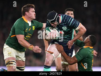 Der irische James Ryan wurde vom Südafrikaner Jasper Wiese und dem Südafrikaner Damian Willemse während des Autumn International-Spiels im Aviva Stadium in Dublin angegangen. Bilddatum: Samstag, 5. November 2022. Stockfoto