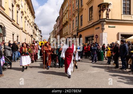 Menschen, die in traditionellen polnischen Folklore-Kleidern gekleidet sind, gehen in einer Prozession zur Feier des christlichen Palmsonntages in Krakau, Polen, am 10. April 2022. Die traditionellen polnischen Palmen werden aus getrockneten Blumen und Gras hergestellt. (Foto von Dominika Zarzycka/NurPhoto) Stockfoto