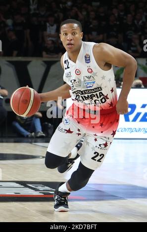 Devon Hall (Armani Exchange Milano) während der Serie A1 italienischen LBA Basketball-Meisterschaft Spiel Segafredo Virtus Bologna vs. AIX Armani Exchange Olimpia Milano in der Segafredo Arena in Bologna, am 10. April 2022. (Foto von Michele Nucci/LiveMedia/NurPhoto) Stockfoto