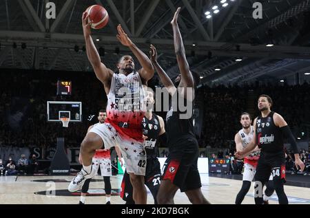 Kyle Hines (Armani Exchange Milano) während der Serie A1 italienischen LBA Basketball-Meisterschaft Spiel Segafredo Virtus Bologna vs. AIX Armani Exchange Olimpia Milano in der Segafredo Arena in Bologna, am 10. April 2022. (Foto von Michele Nucci/LiveMedia/NurPhoto) Stockfoto