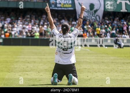 Coritiba gegen Goiás- Brazilian League Serie A 2022 - Roud 1 - Coritiba-SpielerLéo Gamalho feiert sein Tor im Spiel gegen Goiás für die Brazilian League Serie A 2022 - Roud 1 im Couto Pereira Stadium in Curitiba, Brasilien, am 10. April 2022. (Foto von Gabriel Machado/NurPhoto) Stockfoto