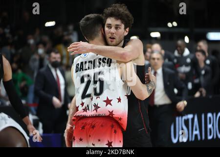 Alessandro Pajola (Segafredo Virtus Bologna) und Tommaso Baldasso (Armani Exchange Milano) während der Serie A1 italienischen LBA Basketball-Meisterschaft Spiel Segafredo Virtus Bologna vs. AIX Armani Exchange Olimpia Milano in der Segafredo Arena in Bologna, am 10. April 2022. (Foto von Michele Nucci/LiveMedia/NurPhoto) Stockfoto